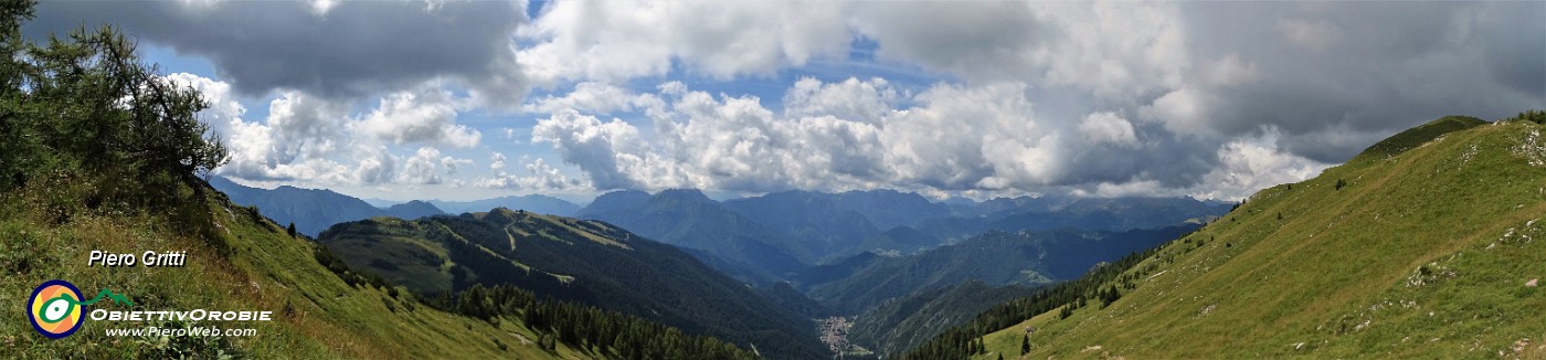 54 Dal Passo di Monte Colle vista panoramica a sud verso Piazzatorre e la Val Brembana.jpg